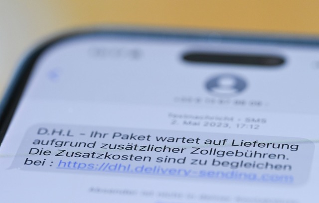 Auf einem Smartphone ist eine Betrugs-...f&uuml;r Zollgeb&uuml;hren einfordern.  | Foto: Wolf von Dewitz/dpa