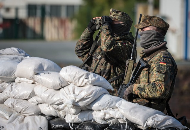 Heimatsch&uuml;tzer bei der Bundeswehr-&Uuml;bung "Fishtown Guard 2024"  | Foto: Focke Strangmann/dpa