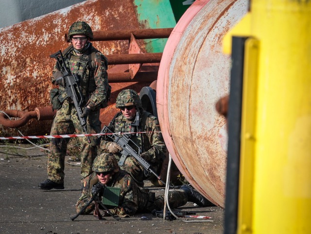 Heimatsch&uuml;tzer bei der Bundeswehr-&Uuml;bung "Fishtown Guard 2024"  | Foto: Focke Strangmann/dpa