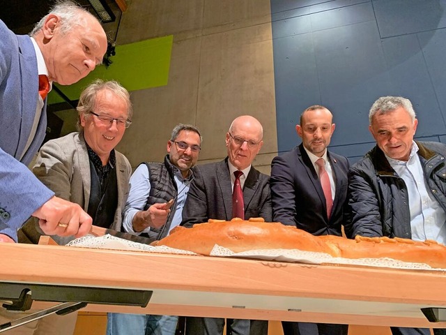 Neues Jahr, Neujahrsbrezel: Franz Wint...nder Sonner (von links) beim Anschnitt  | Foto: Simone Hhl