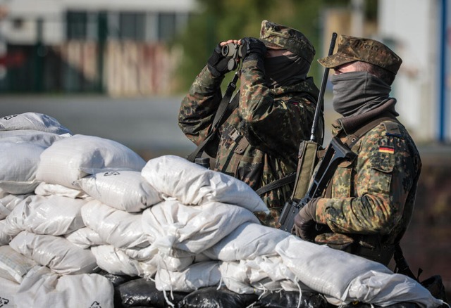 Heimatschtzer bei der Bundeswehr-bung &quot;Fishtown Guard 2024&quot;.  | Foto: Focke Strangmann (dpa)