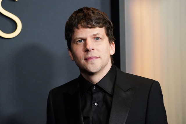 Jesse Eisenberg im November bei den Go...rs Awards in Los Angeles. (Archivbild)  | Foto: Jordan Strauss/Invision via AP/dpa