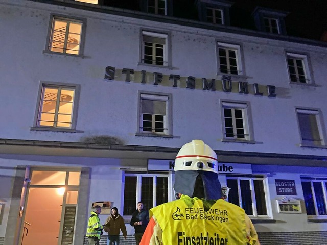 Tobias Frster koordiniert vor der Stiftsmhle den Einsatz der Feuerwehren.  | Foto: Annemarie Rsch