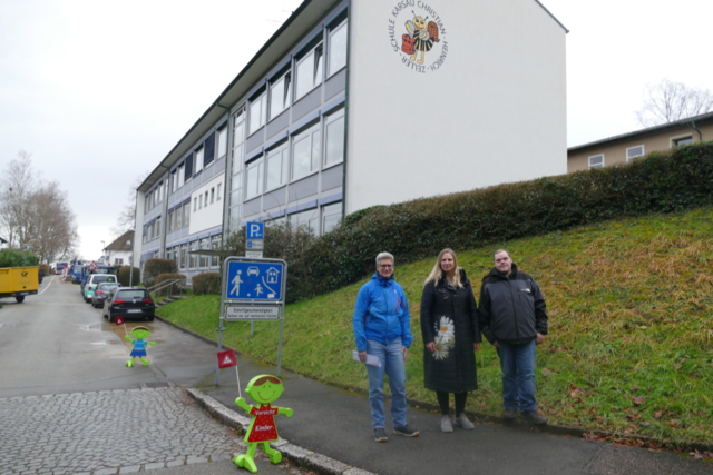 Elterntaxis sorgen vor der Grundschule in Karsau fr Verkehrschaos