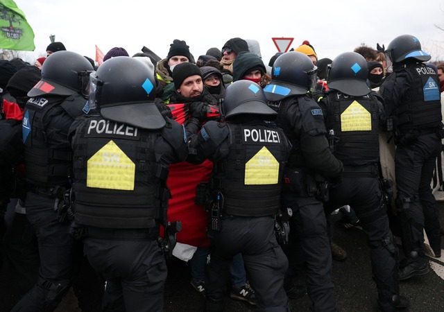 Polizisten stoppen eine Demonstration gegen den Bundesparteitag der AfD.  | Foto: Jan Woitas/dpa