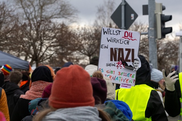 Tausende Menschen sind nach Riesa gest...en AfD-Bundesparteitag zu st&ouml;ren.  | Foto: Daniel Wagner/dpa