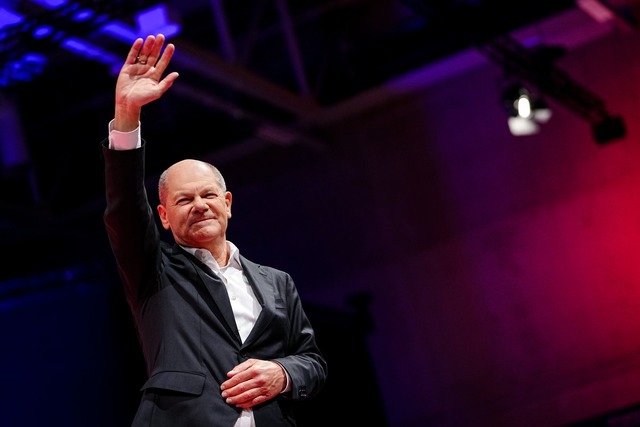 Bundeskanzler Olaf Scholz winkt den Delegierten.  | Foto: Kay Nietfeld/dpa