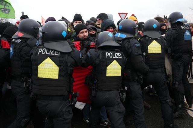 Tausende protestieren gegen AfD-Parteitag in Riesa