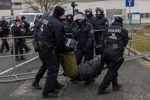 Demonstranten, die mit Blockaden versu... teilweise von Polizisten weggetragen.  | Foto: Daniel Wagner/dpa