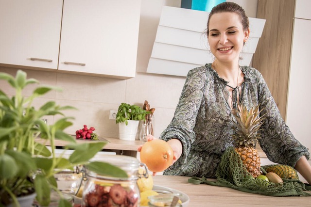 Um Energie und Mll im Alltag zu reduz...u nutzen und energiesparend zu kochen.  | Foto: Christin Klose (dpa)