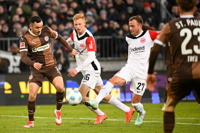 Umk&auml;mpftes Duell zwischen dem FC St. Pauli und Eintracht Frankfurt  | Foto: Gregor Fischer/dpa