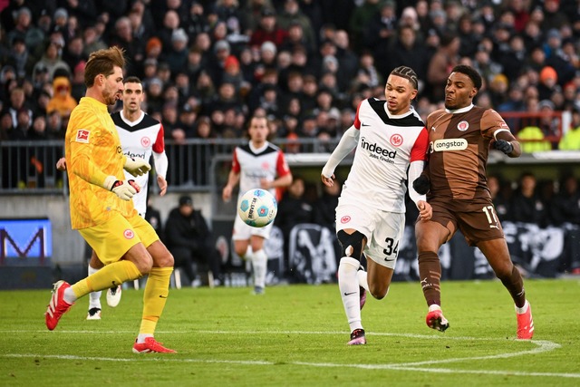 Setzte sich zu selten durch: FC St. Paulis St&uuml;rmer Oladapo Afolayan (r)  | Foto: Gregor Fischer/dpa