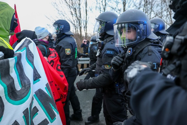 Der AfD-Bundesparteitag in Riesa wird begleitet von massiven Protesten.  | Foto: Jan Woitas/dpa