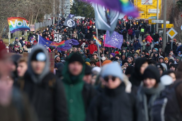 Im Rahmen der Proteste gab es auch Demonstrationsz&uuml;ge durch die Stadt.  | Foto: Jan Woitas/dpa