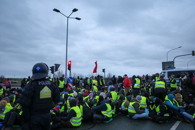 Mehrere Stra&szlig;en wurden bei Protestaktionen blockiert.  | Foto: Jan Woitas/dpa