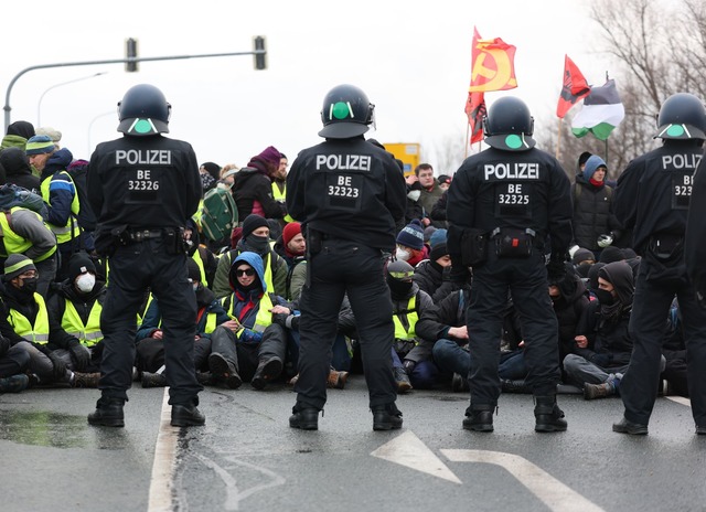 Protestierende und Polizei standen sich vielerorts direkt gegen&uuml;ber.  | Foto: Jan Woitas/dpa