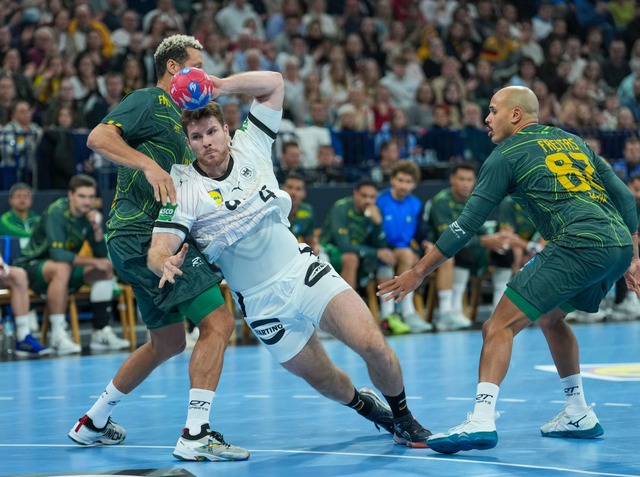 Die deutschen Handballer tun sich bei ...alprobe gegen Brasilien extrem schwer.  | Foto: Soeren Stache/dpa