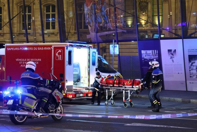 In der ostfranzsischen Stadt Strabur...ahnen in einem Tunnel zusammengestoen  | Foto: Frederick Florin (dpa)