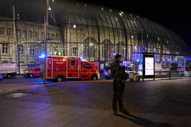 Dutzende Menschen wurden verletzt.  | Foto: Pascal Bastien (dpa)