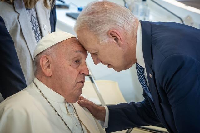 Biden ehrt Papst mit besonderer Auszeichnung