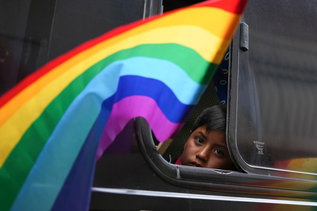 Ein Kind schaut aus einem Busfenster w...n bevorstehenden Wahlen am 9. Februar.  | Foto: Dolores Ochoa/AP/dpa