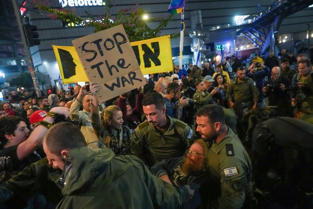 Tausende haben in Israel f&uuml;r einen Geisel-Deal demonstriert.  | Foto: Ariel Schalit/AP/dpa