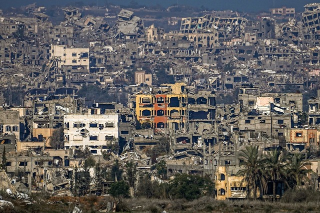 Zerst&ouml;rte Geb&auml;ude sind im Gazastreifen zu sehen. (Archivbild)  | Foto: Tsafrir Abayov/AP/dpa