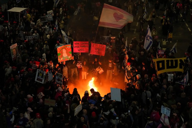 Tausende haben in Israel f&uuml;r einen Geisel-Deal demonstriert.  | Foto: Ariel Schalit/AP/dpa