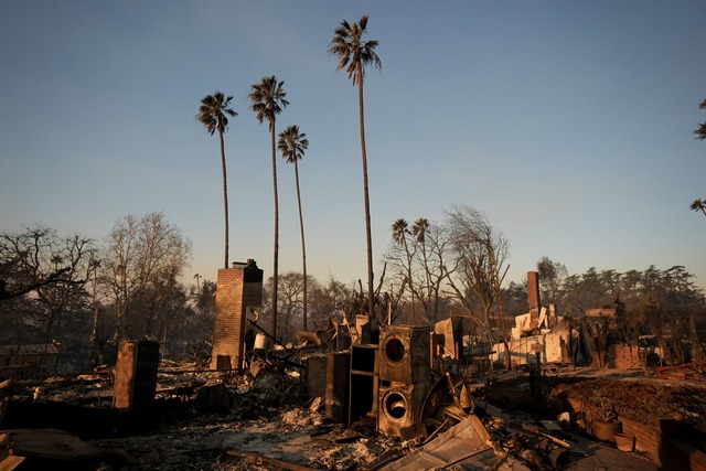 An vielen Orten, wo das Feuer nicht me...l;berresten aus ihrem Leben zu suchen.  | Foto: Jae C. Hong/AP/dpa