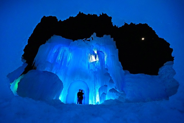 Staunen in der Eish&ouml;hle.  | Foto: Robert F. Bukaty/AP/dpa