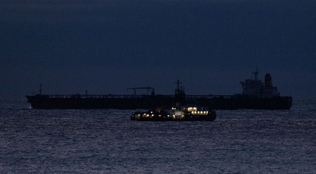 Vor Sassnitz liegt der havarierte &Ouml;ltanker.  | Foto: Stefan Sauer/dpa