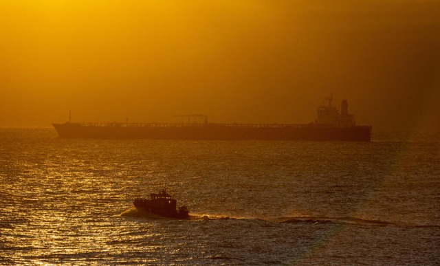 Der manvrierunfhige Tanker &quot;Eve...z und Sassnitz auf der Reede Sassnitz.  | Foto: Stefan Sauer (dpa)