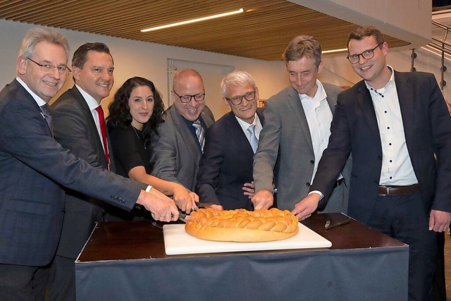 Der Anschnitt der Neujahrsbrezel mit  ...ler und Vincenz Wissler (Badenweiler).  | Foto: Volker Mnch