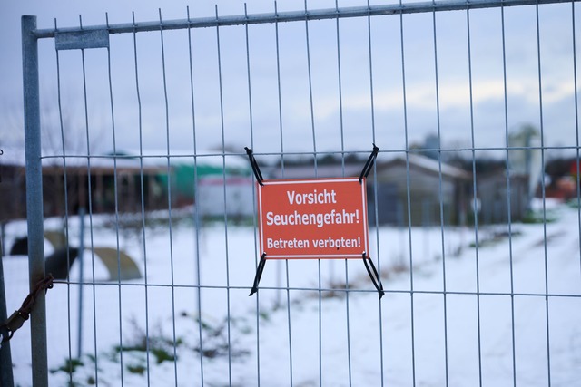 &bdquo;Vorsicht Seuchengefahr!&ldquo; ...eischimporte aus Deutschland verboten.  | Foto: Annette Riedl/dpa