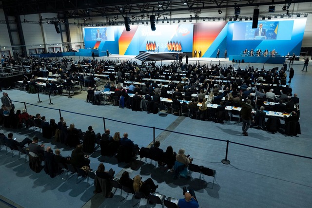 Der Parteitag in Riesa beschlie&szlig;t das Wahlprogramm der AfD.  | Foto: Sebastian Kahnert/dpa