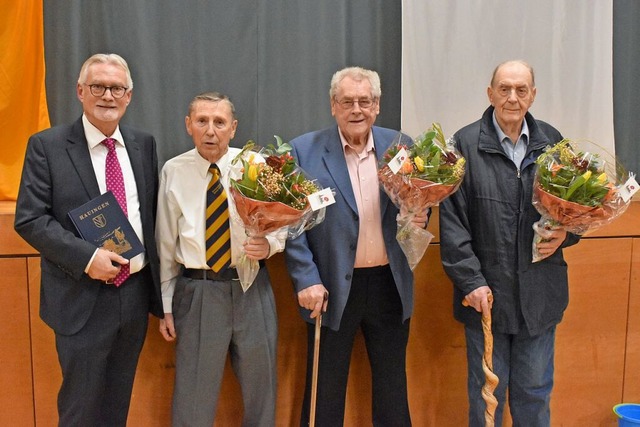 Gnter Schlecht ehrte Waldemar Meinzer...s) fr ihre ehrenamtlichen Verdienste.  | Foto: Thomas Loisl Mink