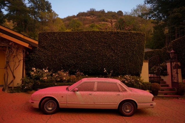 Ein mit L&ouml;schmittel bedecktes teures Auto in Los Angeles.  | Foto: Eric Thayer/AP/dpa