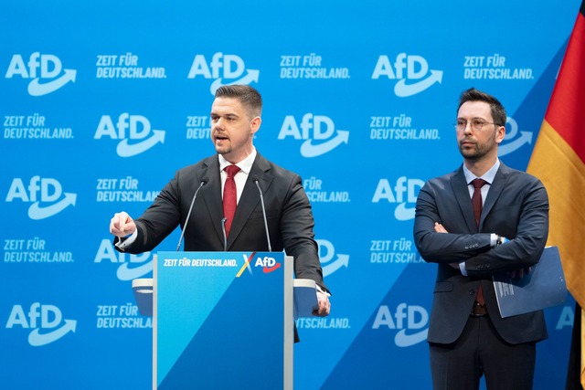 Hannes Gnauck (hier am Rednerpult), is...Neugr&uuml;ndung der Parteijugend aus.  | Foto: Sebastian Kahnert/dpa