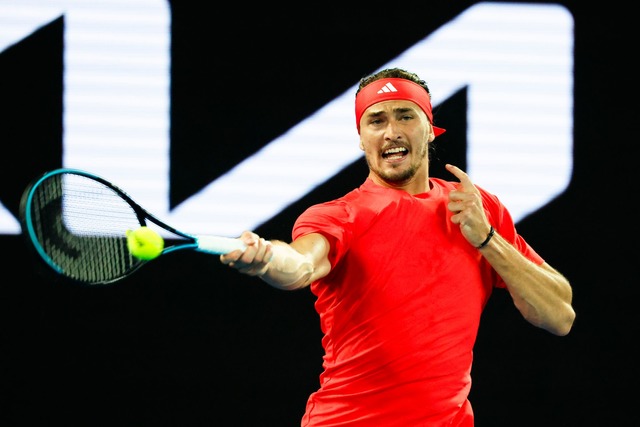 Alexander Zverev steht in der zweiten Runde der Australian Open.  | Foto: Frank Molter/dpa