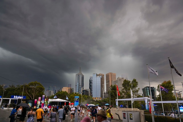 Das Unwetter &uuml;ber Melbourne brachte den Spielplan durcheinander.  | Foto: Frank Molter/dpa