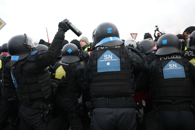 Die Polizei setzte Pfefferspray gegen Demonstranten ein (Archivbild).  | Foto: Jan Woitas/dpa