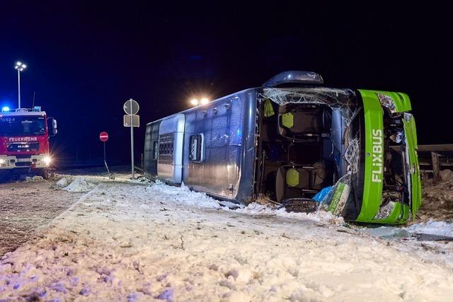 Tote und Verletzte bei Busunfall - Wind und Glätte Schuld?