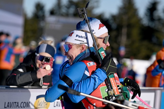 Premierensieg f&uuml;r Finnland: Suvi ...ala lassen die Konkurrenz hinter sich.  | Foto: Martin Schutt/dpa