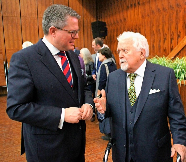 Brgermeister Tobias Benz begrte Alt...ke der neu zusammengefhrten Gemeinde.  | Foto: Rolf Reimann