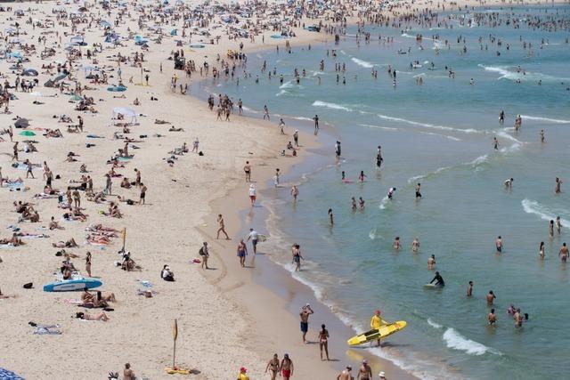 In Australien reservieren Strandgnger ihren Bereich mit Pavillons