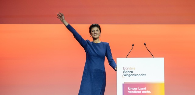 Sahra Wagenknecht stimmt ihre Partei auf den Wahlkampf ein und wird bejubelt.  | Foto: Hannes P. Albert/dpa