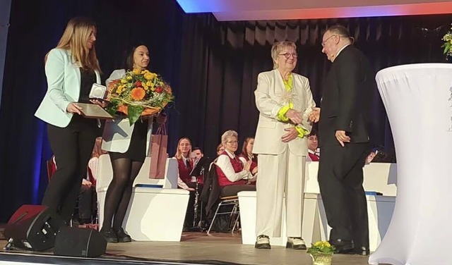 Neujahrsempfang: Heinz-Rudolf Hagenacker (rechts) ehrt Gabriele Brklin  | Foto: Michael Strter