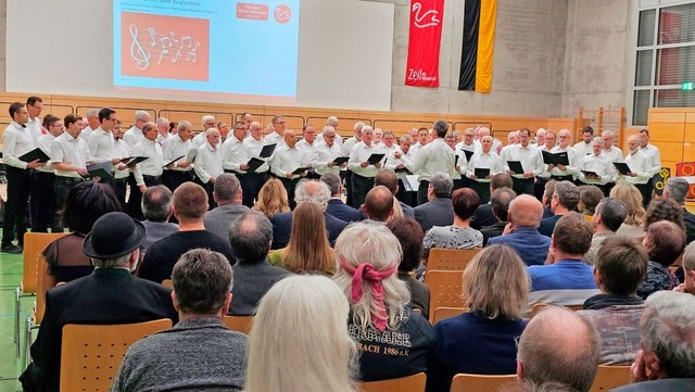 65 Snger aus dem Zeller Bergland gabe...ische Darbietung beim Neujahrsempfang.  | Foto: Gerald Nill