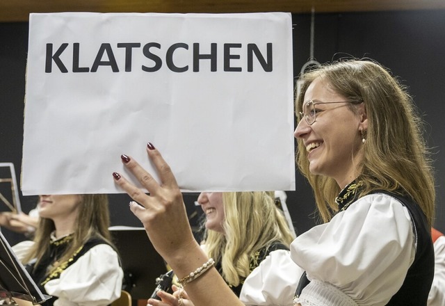 Lena Nopper gibt dem Publikum humorvolle Schtzenhilfe.  | Foto: Paul Eischet