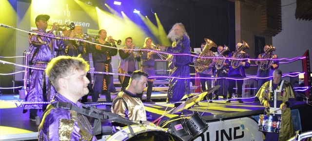 Neun Guggenmusiken schrnzten am Samstag in der Schopfheimer Stadthalle.   | Foto: Edgar Steinfelder